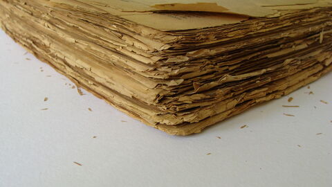 Stapel säurehaltiges Holzschliffpapier